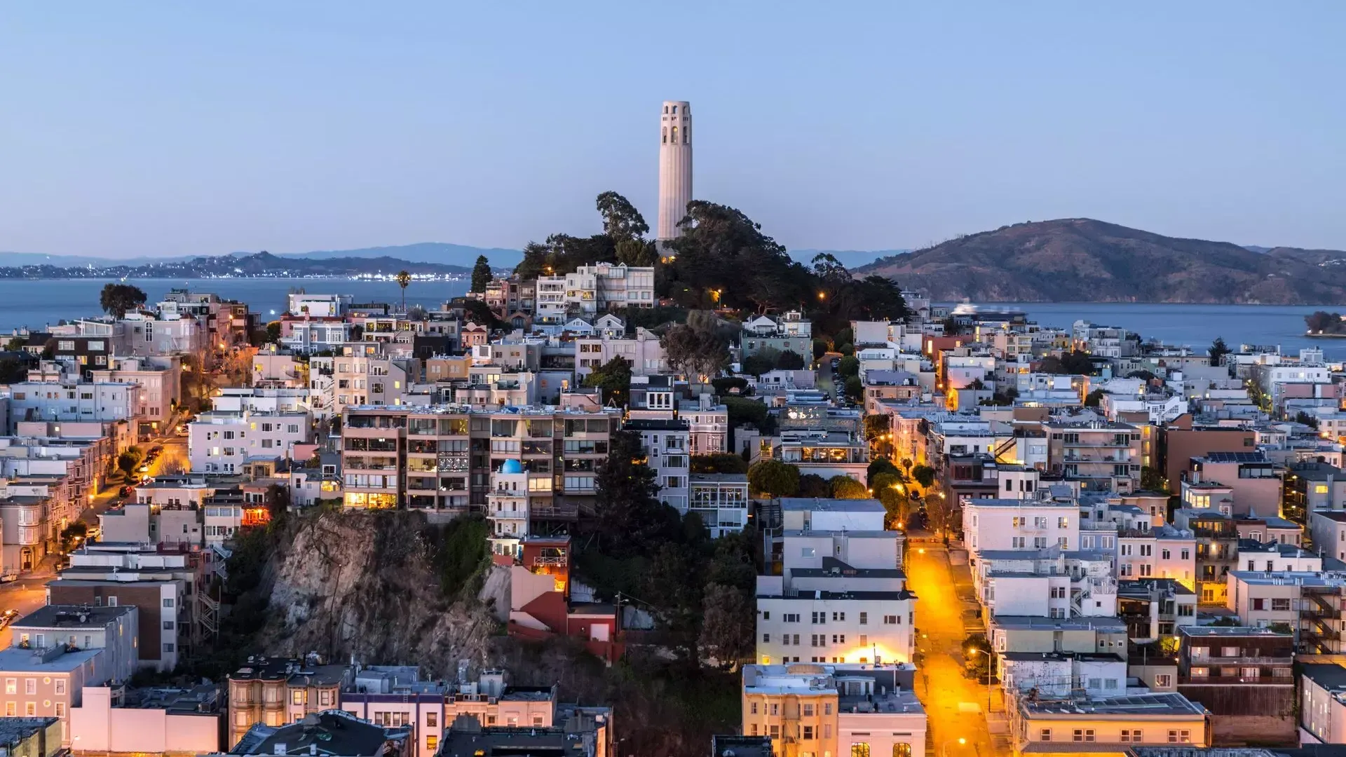 Coit Tower, em São Francisco, ao anoitecer, 前面是灯火通明的街道，后面是威尼斯人官网平台app湾.