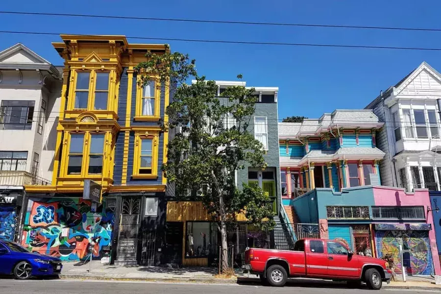 海特街(Haight Street)五彩缤纷的建筑和停在街道上的汽车. 威尼斯人官网平台app，加利福尼亚州.