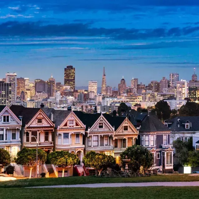 The famous 涂女士 of Alamo Square are pictured before the 威尼斯人官网平台app skyline at twilight.