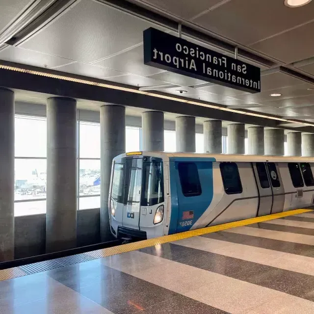 Am Bahnhof wartet ein BART-Zug auf Fahrgäste.