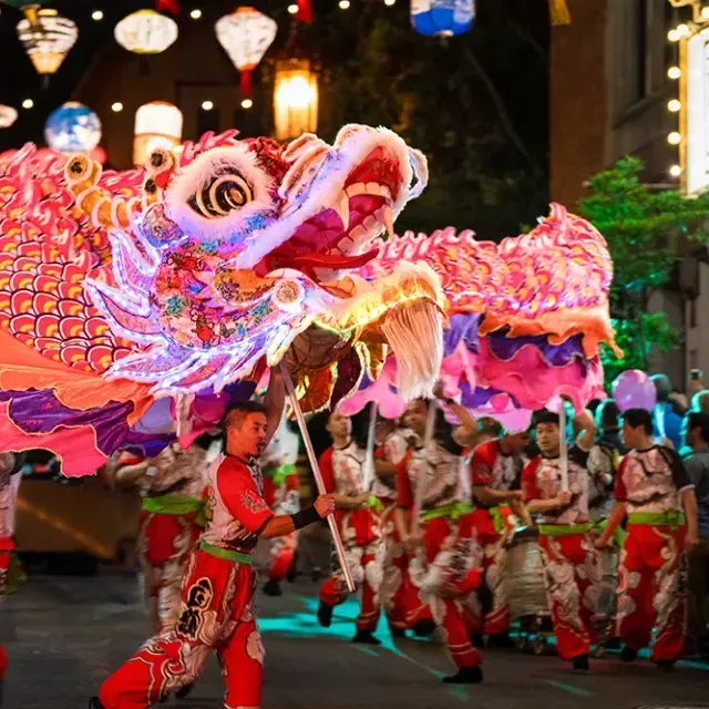 舞者们在威尼斯人官网平台app的农历新年游行中操纵了一条巨大的发光龙.